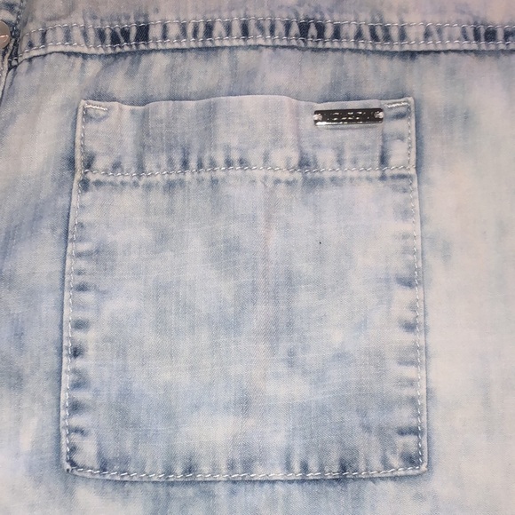 VOLCOM Women’s Light Wash Denim Button Up Slightly Cropped Shirt Size S ☀️ - Picture 2 of 6